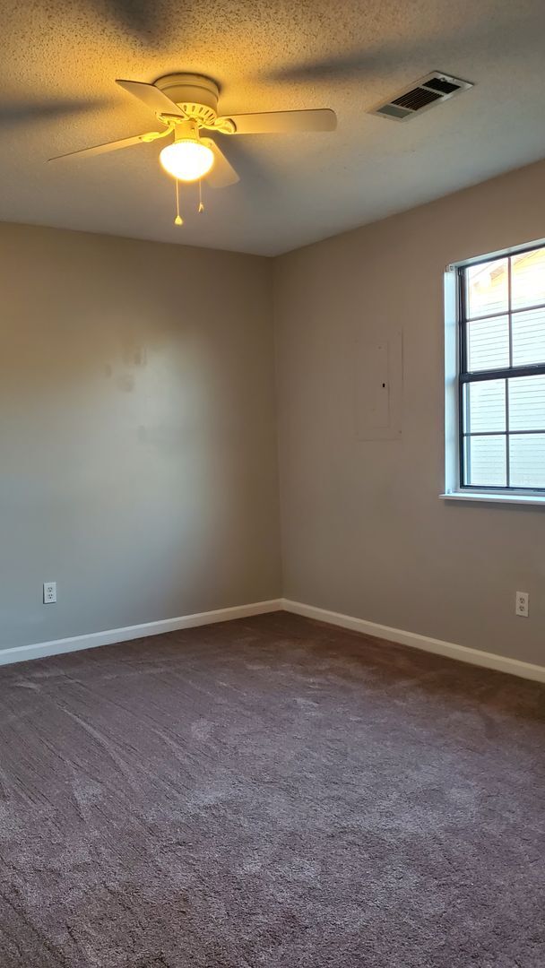 Foto del edificio - 4 Bedroom 2 bath available now!