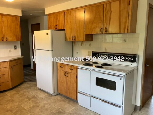 Building Photo - Valley side-by-side rancher duplex: 2+ br,...