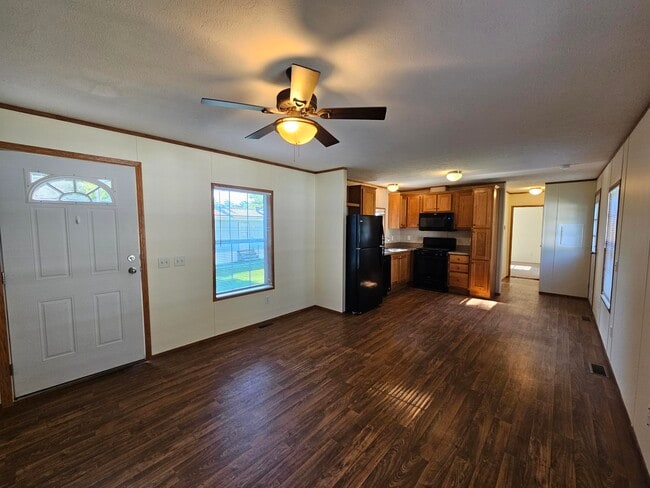 Building Photo - 16 Woodside Ln