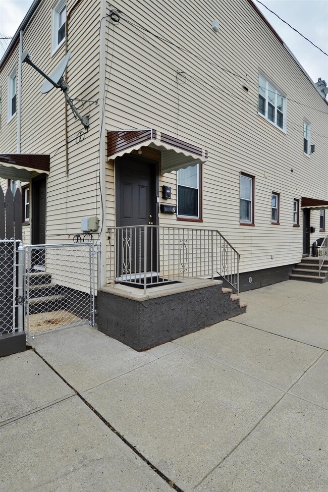 Building Photo - 92 E 21st St