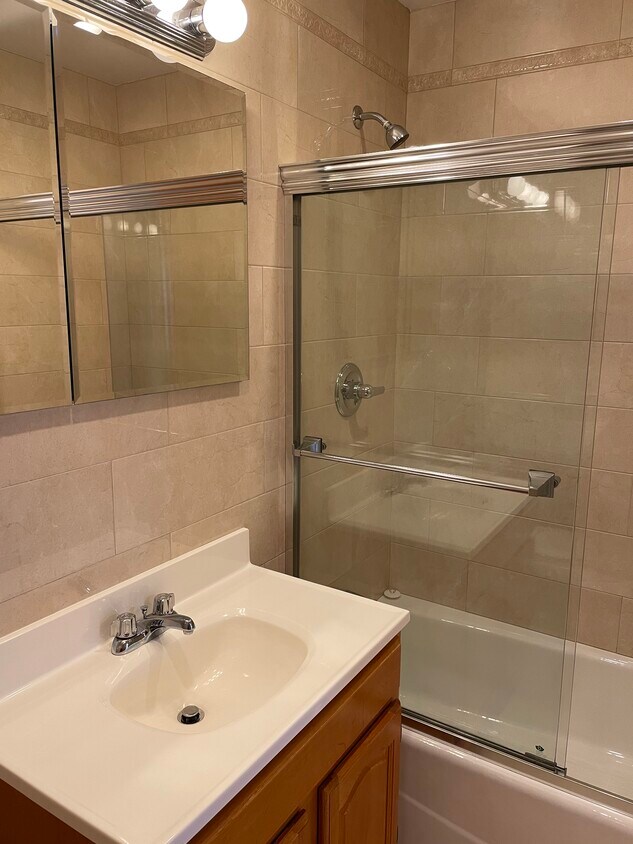 Main bathroom with tub and shower - 26 Lincoln Ave