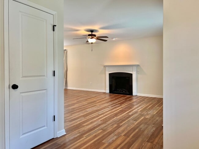 Building Photo - 4BR/2.5BA, Modern Kitchen, Large Fenced Ya...