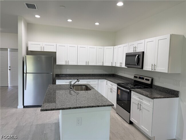 Foto del edificio - 3404 67th St W