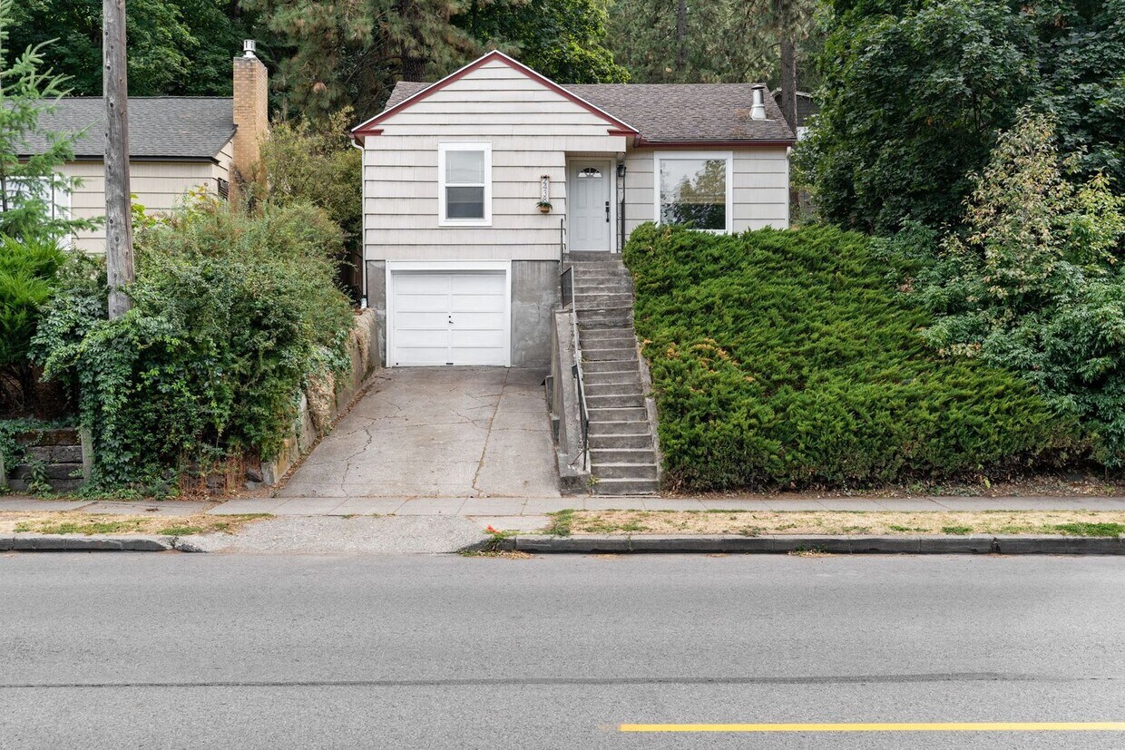 Primary Photo - Charming Two-Bedroom Home Near Perry District