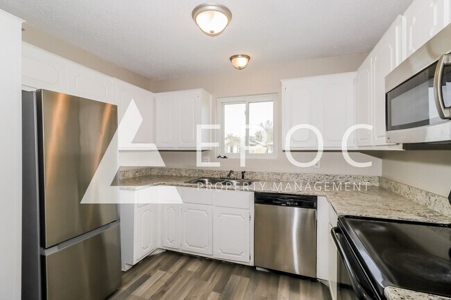 Building Photo - 2208 Creekwood Dr
