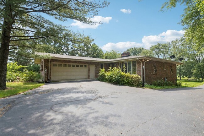 Building Photo - 13115 Maple Rd