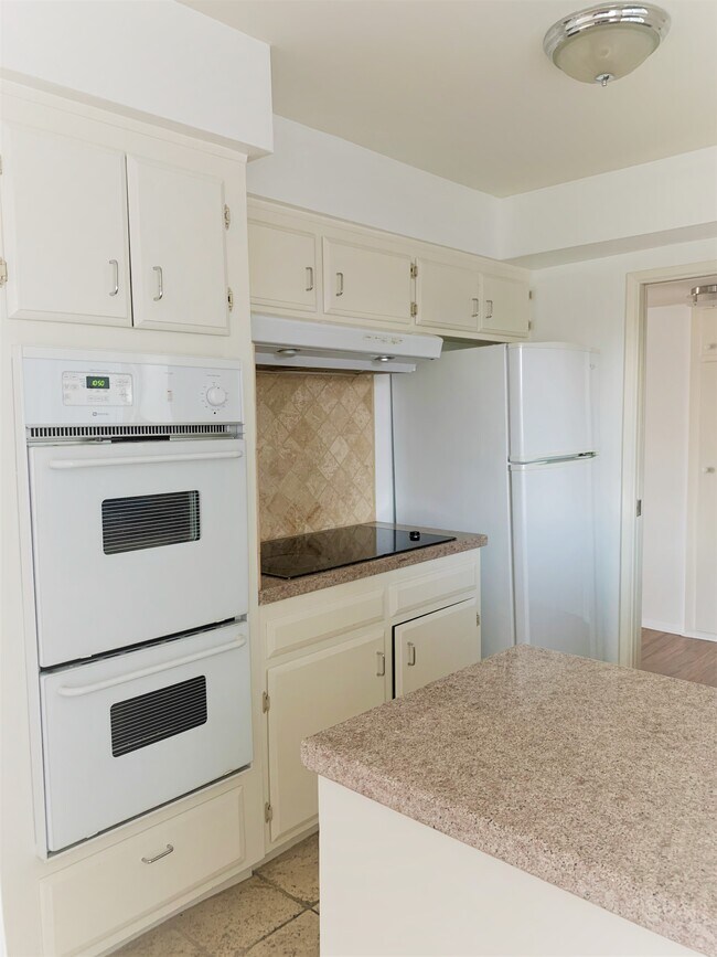 Kitchen. - 14414 Addison St
