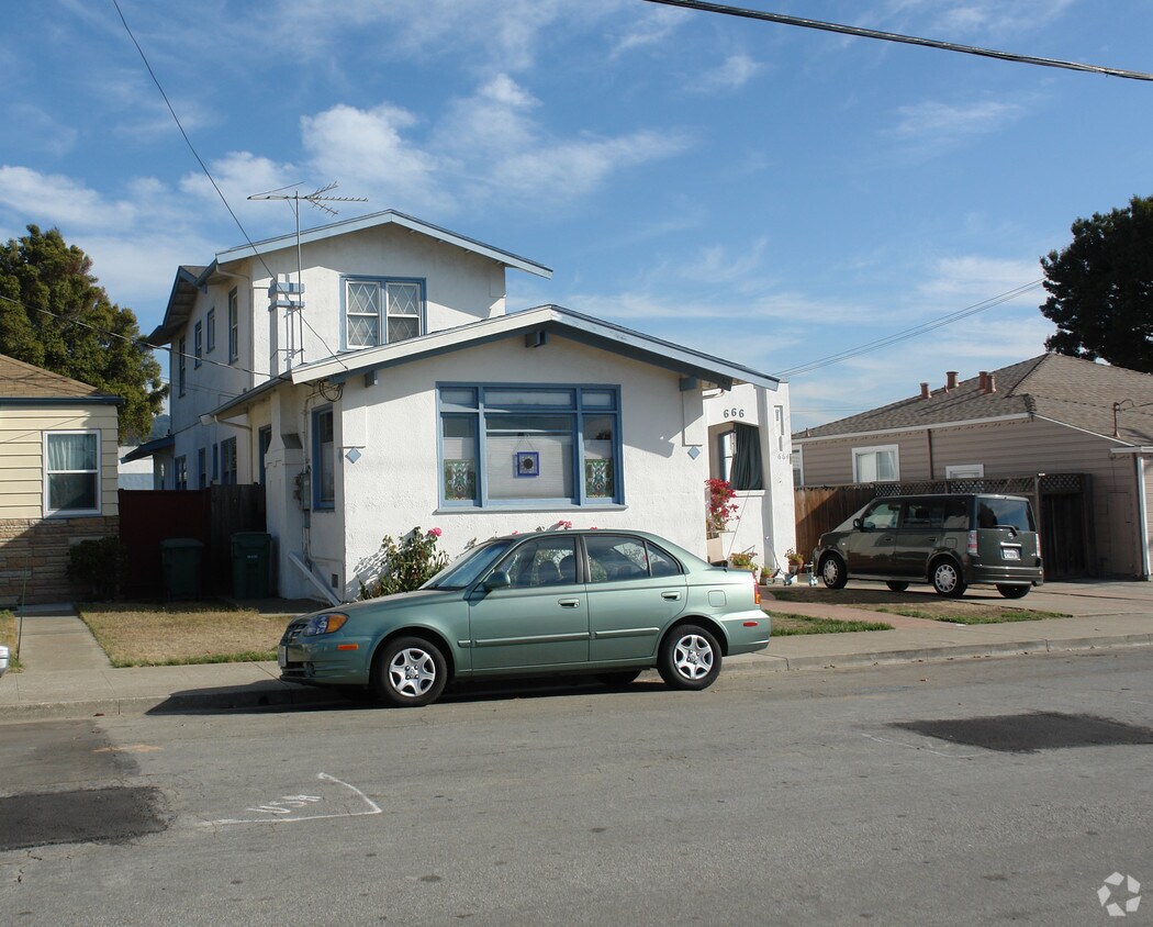 Building Photo - 664 39th St