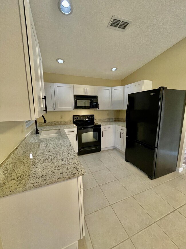 Foto del edificio - 5611 Longleaf Dr