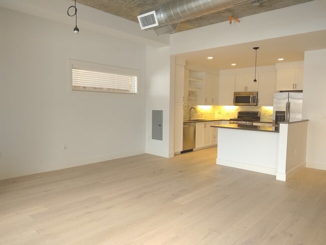 Building Photo - GORGEOUS 1 BED/1 BATH LOCATED IN THE DESIR...