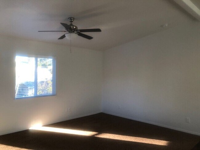 Building Photo - 3 Bed-2 Bath Quaint Single Story Home in Lakeside.