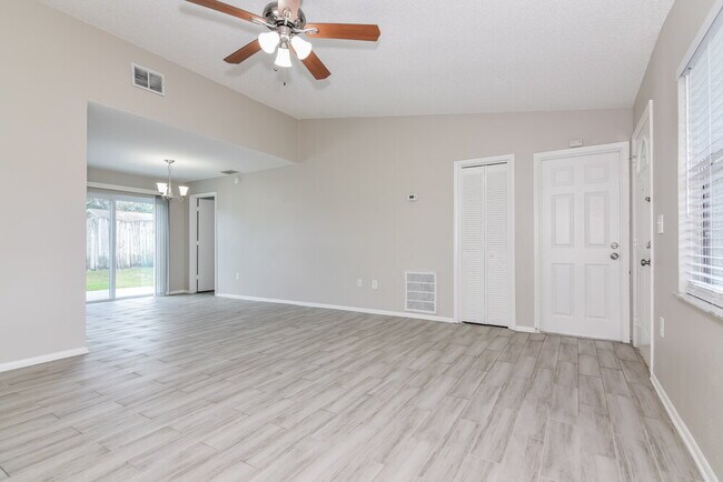 Foto del edificio - 1044 Axlewood Cir