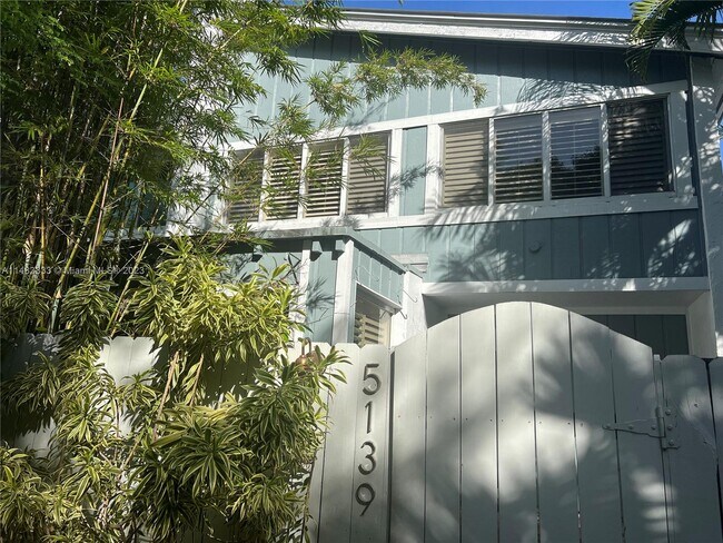 Building Photo - 5139 SW 71st Pl