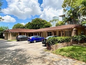 Building Photo - 828 Salzedo St