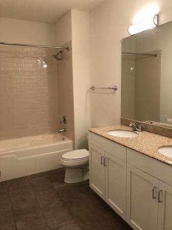 Baño principal - 915 S Lytle St