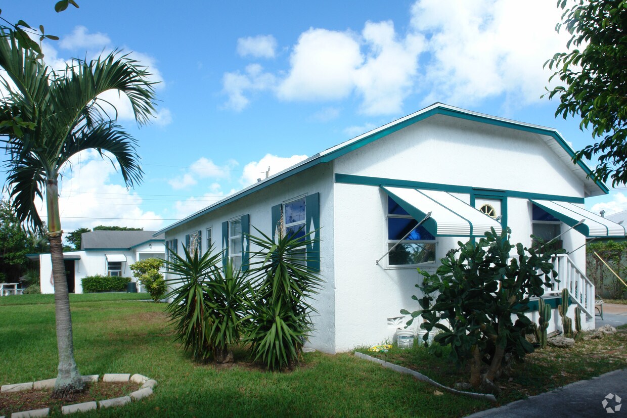 Building Photo - Lake Osbourne Apts