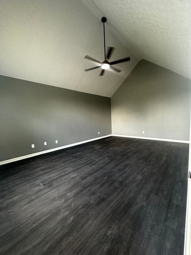 Building Photo - Fully Renovated in White House