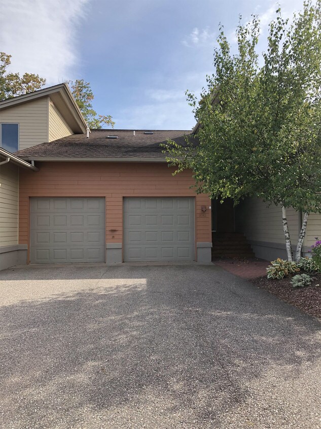 1043 Osprey Ct, Marquette, MI 49855 Townhouse for Rent in Marquette