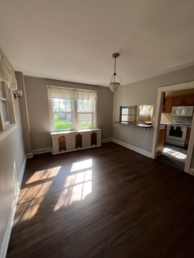 Primary Photo - Spacious 3 Bedroom, 1 Bathroom with Off St...