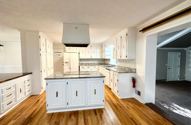 Building Photo - 1 Latham Dr