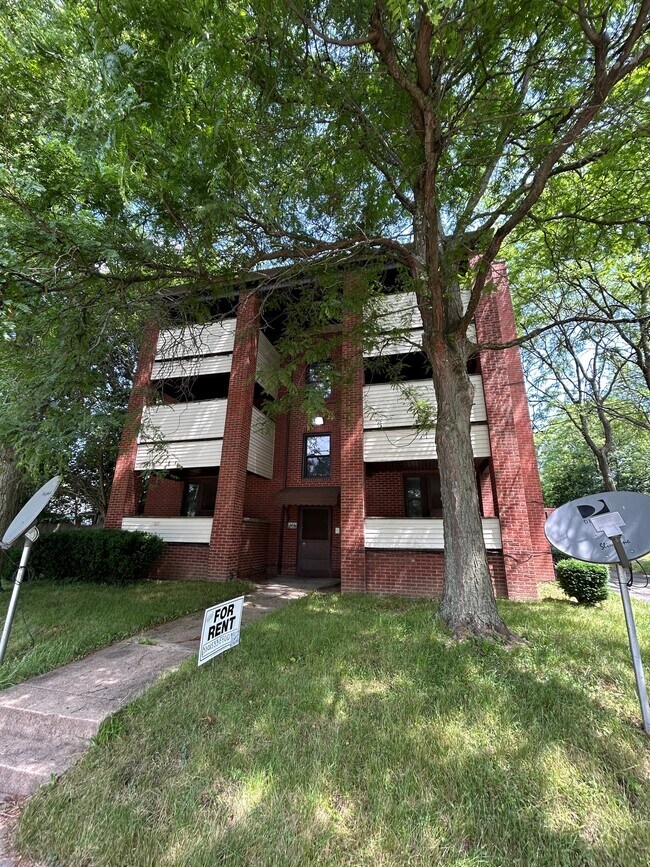 116 Maywood Dr Unit 1, Youngstown, OH 44512 Room for Rent in