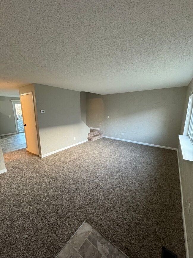 Building Photo - Three Bed, Two and a Half Bath Townhouse i...