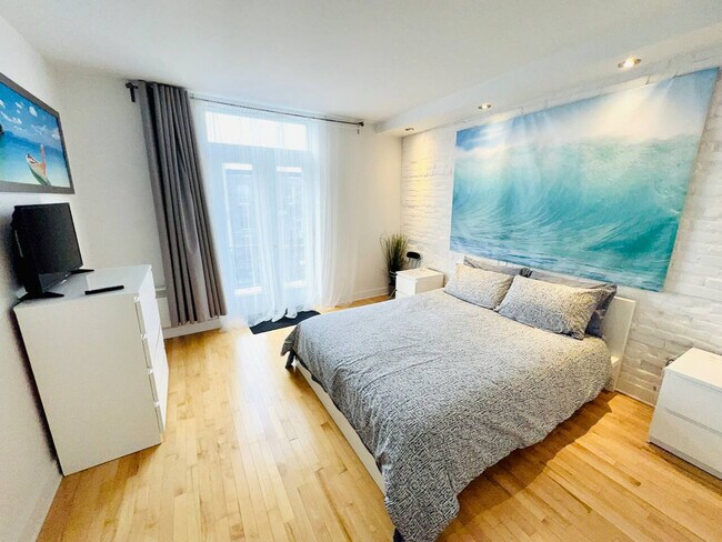 Building Photo - 4850 Rue Sainte-Catherine E