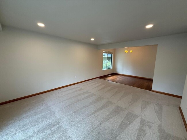 Foto del edificio - Updated 2BR Condo Near Juanita Village & Beach – Pool, Gym, Parking Included