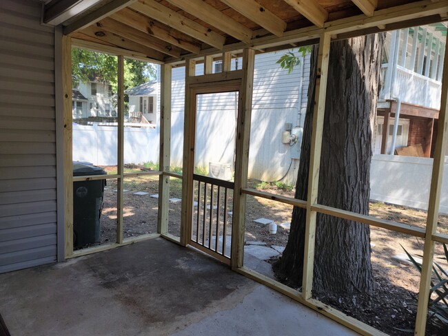 screened in porch - 4405 15th Ave