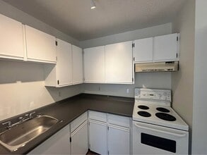 Building Photo - 850-850 Rupert Terrace