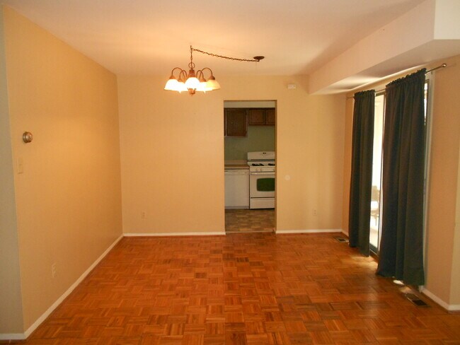 Foto del edificio - August 2026/2027 Loyola off-campus  2bd/2ba Homeland Southway Condo w/ CAC & more! - Available 8/9