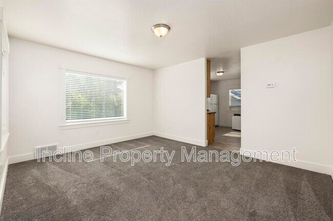 Building Photo - 792 500 N