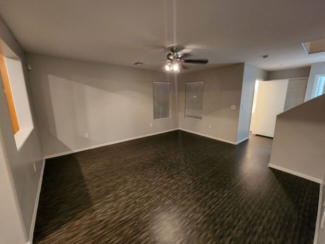 Building Photo - Fantastic 3bed/2.5 bath in Southwest ready for immediate move-in!