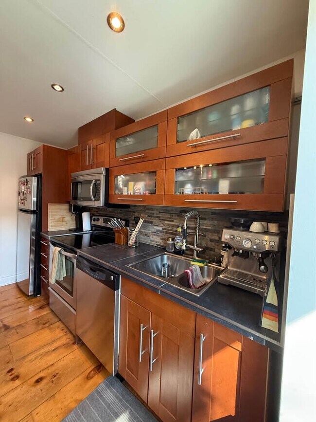 Building Photo - 454 Rue Du Champ-De-Mars