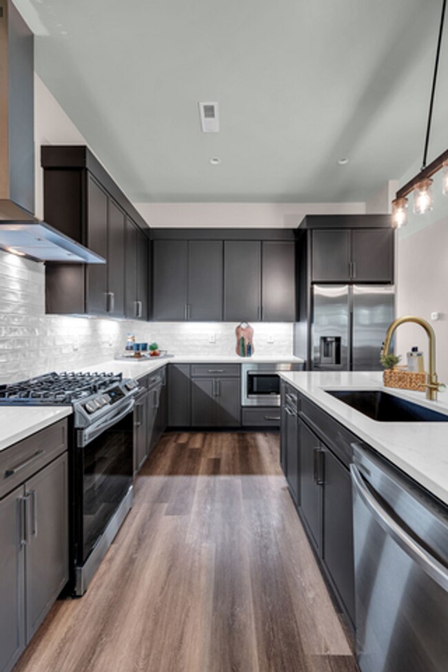 Foto del edificio - 3-bedroom 3.5 bathroom Home with Modern Am...