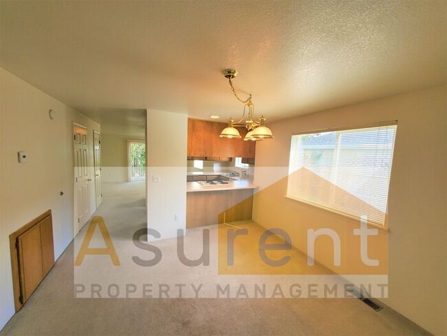 Building Photo - Great Duplex Available Now!