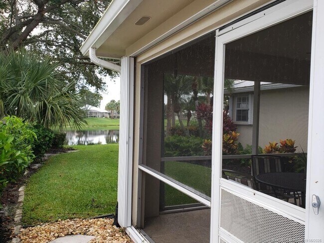 Foto del edificio - 1652 SW Waterfall Blvd