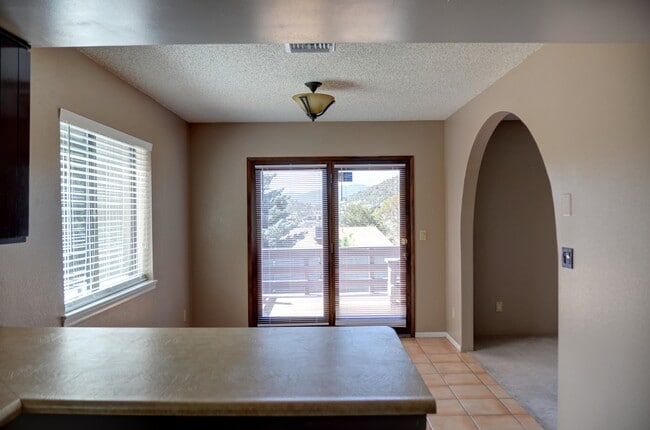 Building Photo - 3 Bedroom, 2 Bath Home in Diamond Valley!
