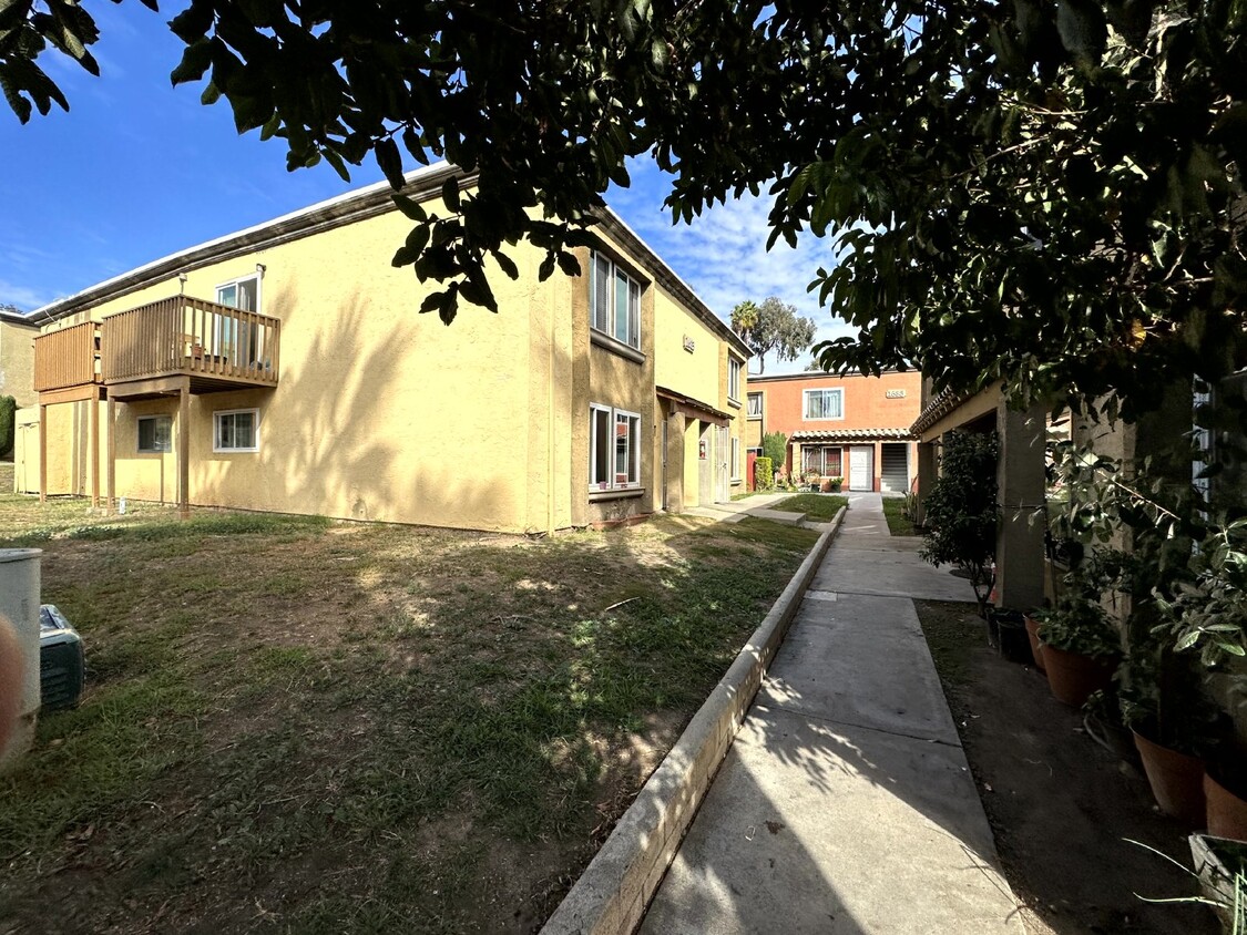 Building Photo - Spacious one bedroom one bath Condo. Custo...