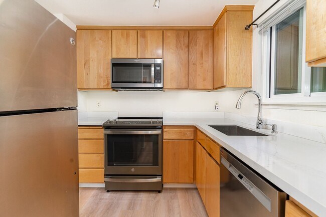 Foto del edificio - Modern 2-Bedroom Townhouse-Style Condo wit...