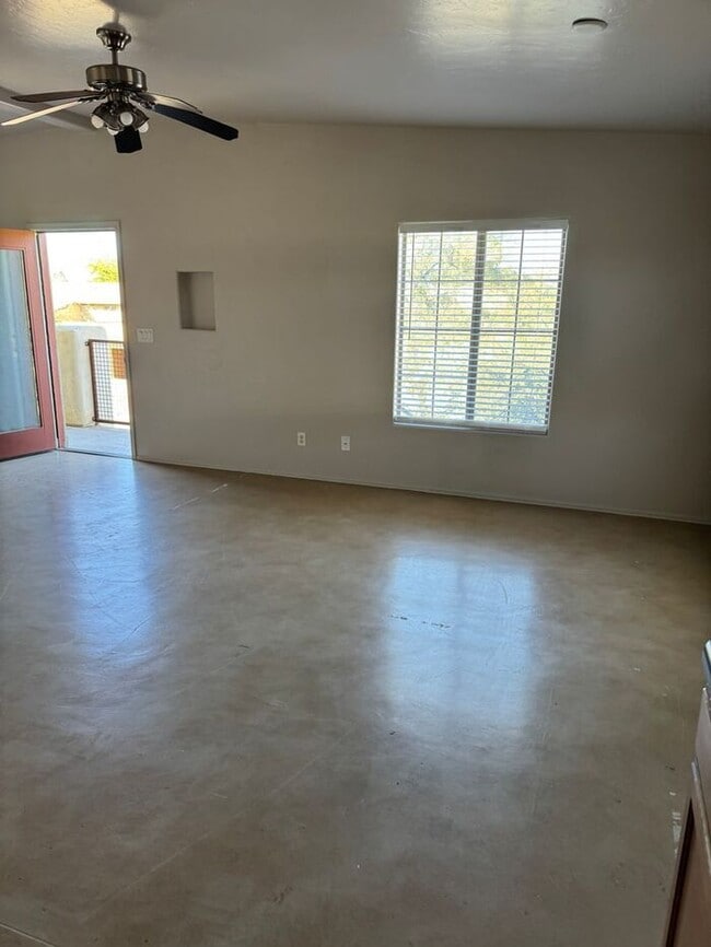 Building Photo - 3 bedroom 2 bath - Available now