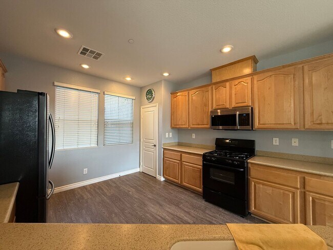 Foto del edificio - Bright and Spacious 3/BD 2.5/BA Townhouse ...