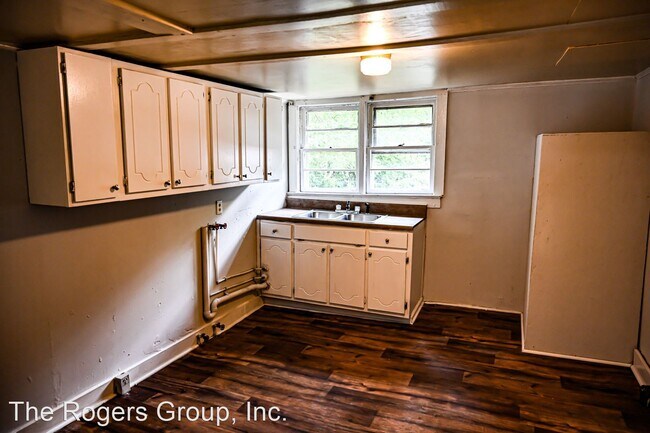 Building Photo - 3 br, 1 bath House - 902 Elm St