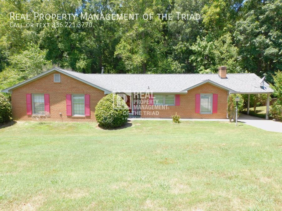 Primary Photo - Lovely 3 BR/2 BA Brick Ranch Home w/ Den