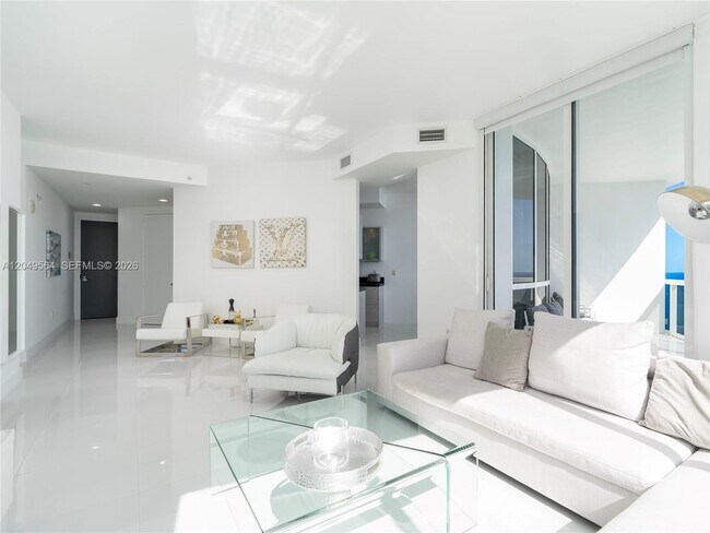 Foto del edificio - 18201 Collins Ave