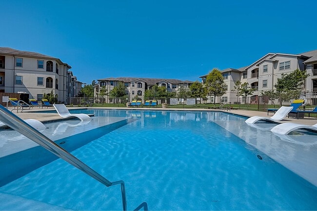 Building Photo - Capri Villas at the Lake
