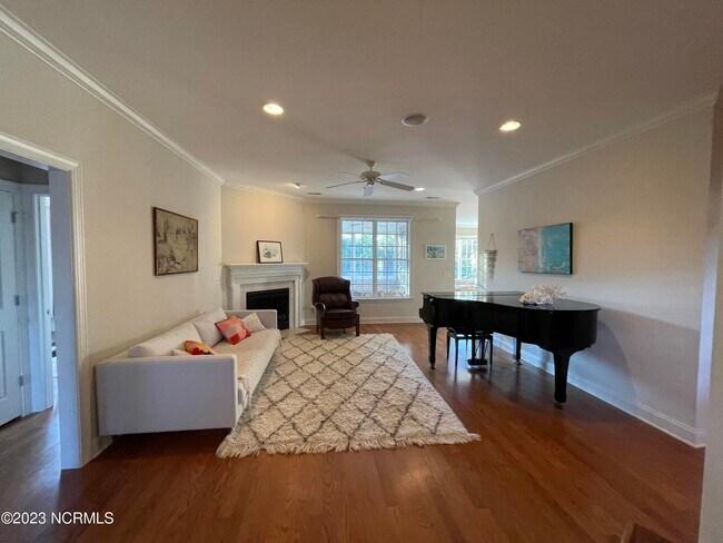 Building Photo - 745 Royal Bonnet Dr