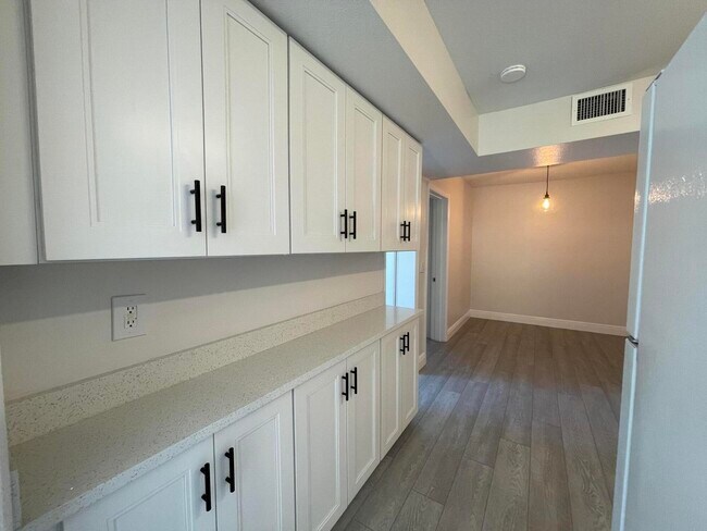 Building Photo - 701 SE 4th St