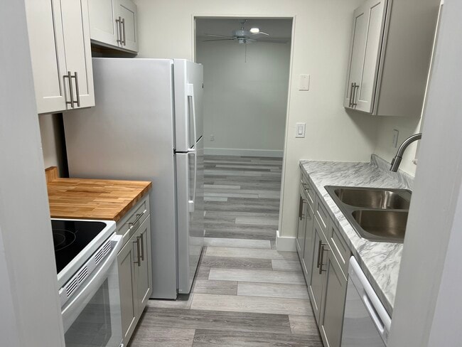 Building Photo - 968 Salzedo Ave