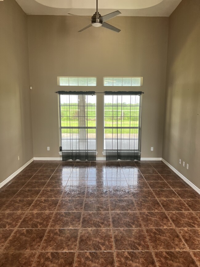 Foto del edificio - 420 W Palm Dr